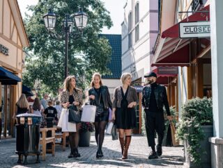 Frauen einkaufen in Roermond Shopping