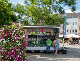 Biologische marktwagen Roermond Stationsplein